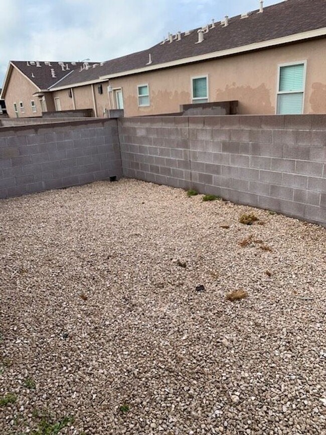 Building Photo - 2303 N Juniper Ln