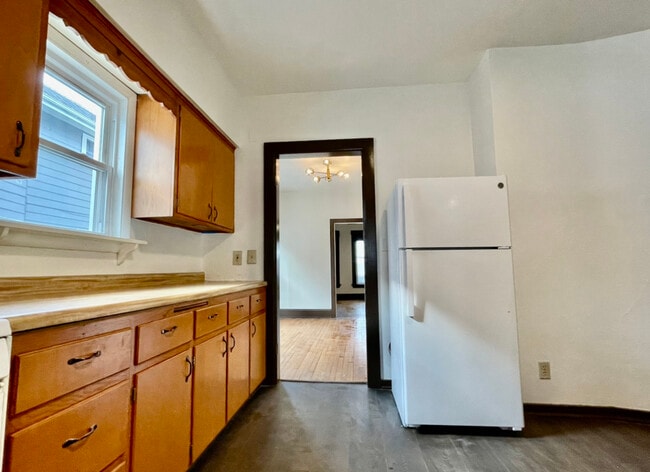 Building Photo - 2049 E Washington Ave