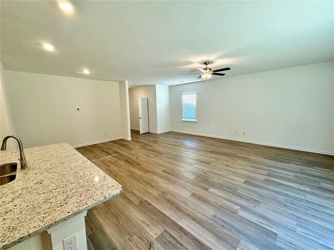 Building Photo - 6015 Deer Run St