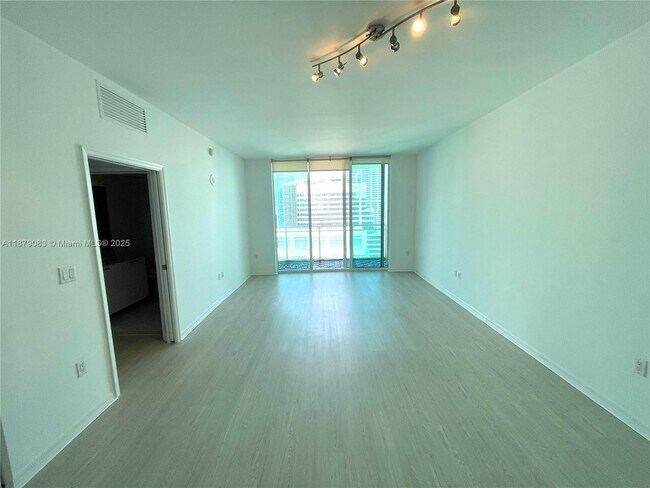 Building Photo - 950 Brickell Bay Dr