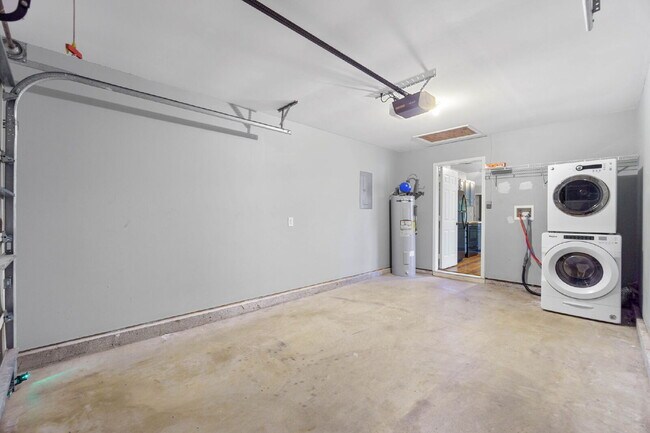 Building Photo - 1911 Summer Hills Ln