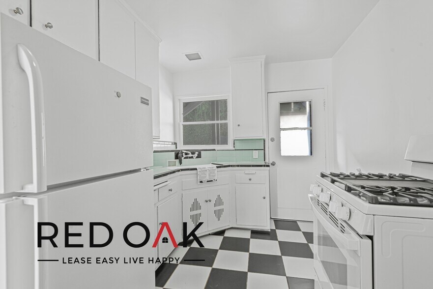 Building Photo - 1115 N Doheny Dr