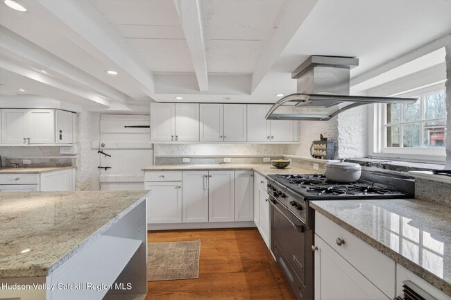 Building Photo - 48 Oak Rd