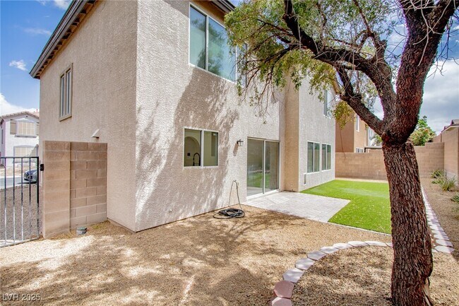Building Photo - 5345 N Tustin Hills St