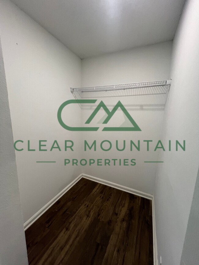 Building Photo - Fully Renovated 4 Bedroom Home – Convenien...