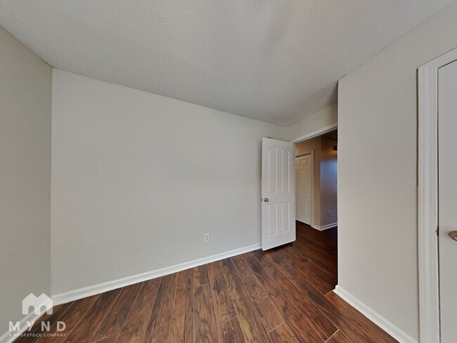 Building Photo - 207 Lake Forest Dr