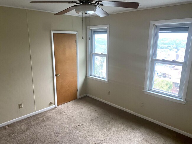 Building Photo - 611 Crown Ave