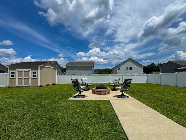 Building Photo - Stunning 5 Bed 4.5 Bath Fayetteville Home with Fenced Yard