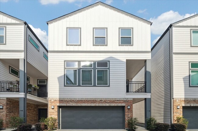 Building Photo - 746 W Donovan St