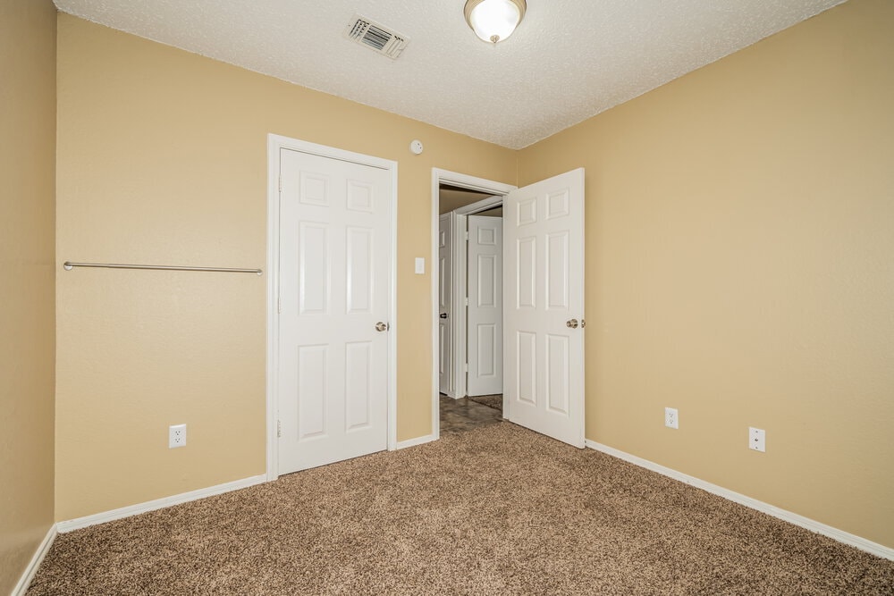 Building Photo - 1205 High Valley Dr
