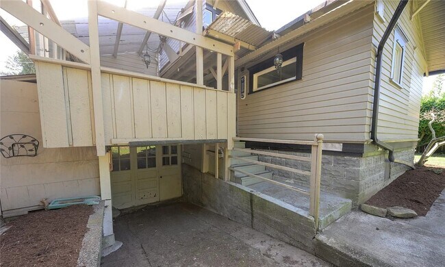 Building Photo - Charming Craftsman Rental in a Prime Bellingham Location