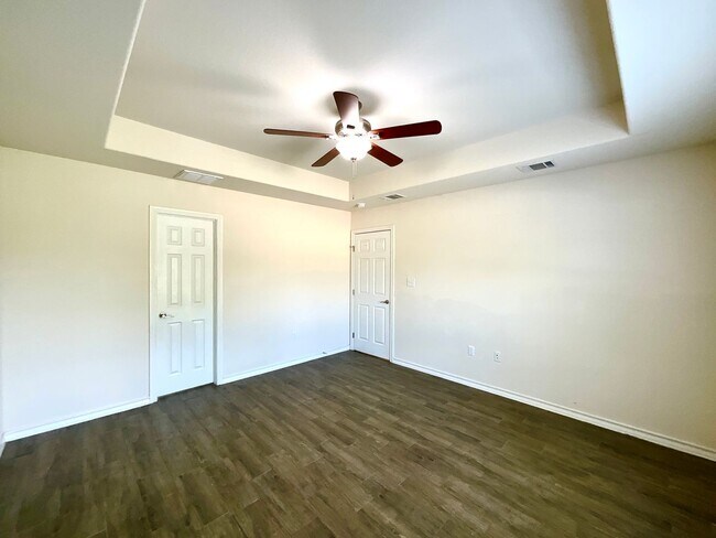 Building Photo - *COMING SOON* Lake Life Meets Modern Comfort in Kingsland!