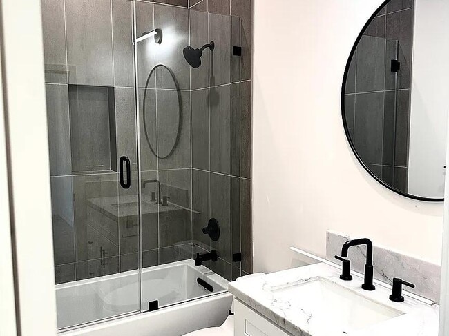 Building Photo - 1675 University Dr