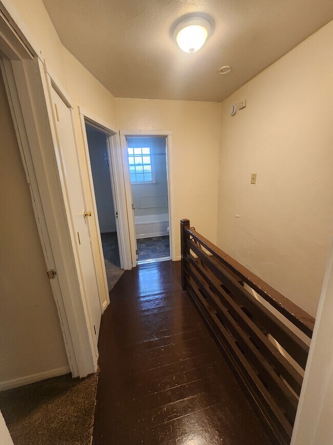 Building Photo - 1417 NW Carden Ave