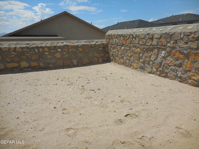 Building Photo - 561 Oakmont
