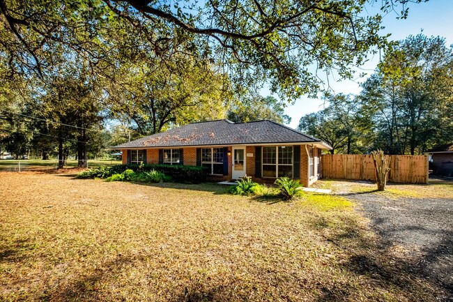 Building Photo - Charming 2 bedroom home on a large lot on ...