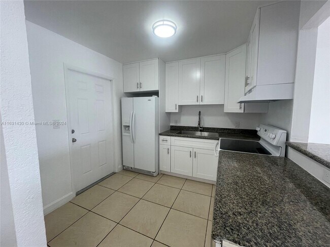 Building Photo - 15221 NE 6th Ave