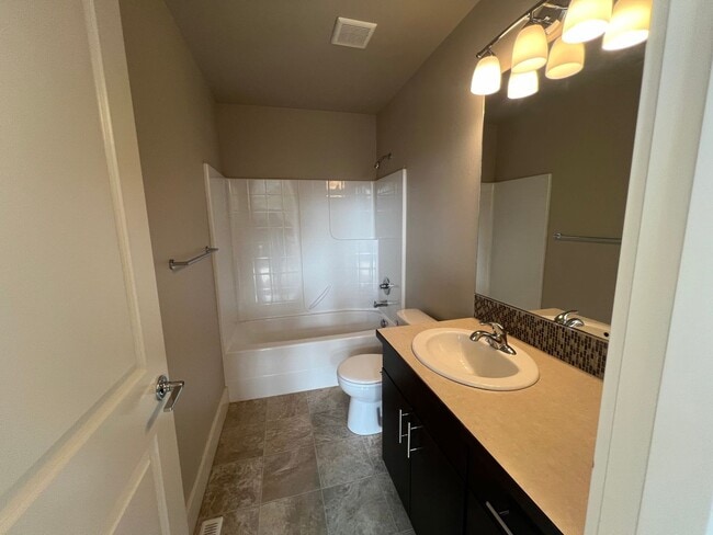 Building Photo - Newcastle Home