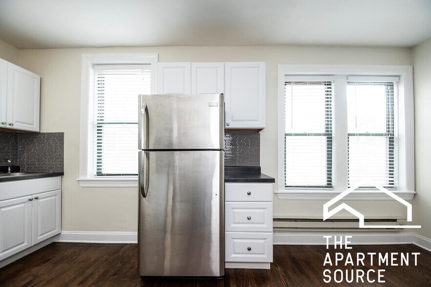 Building Photo - 3855 N Greenview Ave