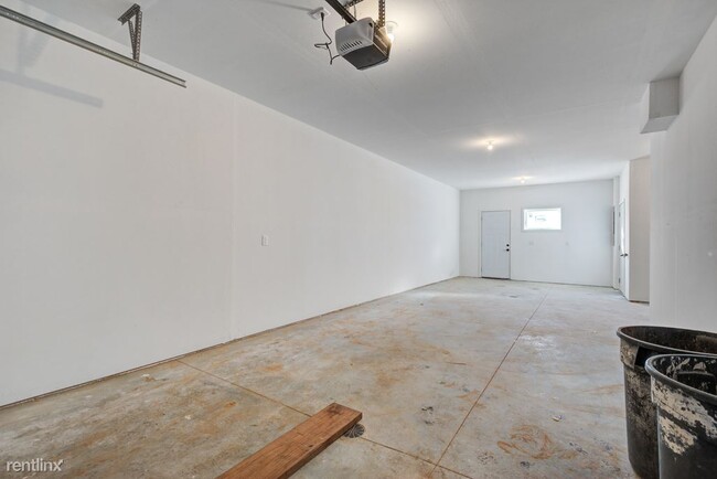 Building Photo - 3 br, 2.5 bath Townhome - Benson Courtyard...