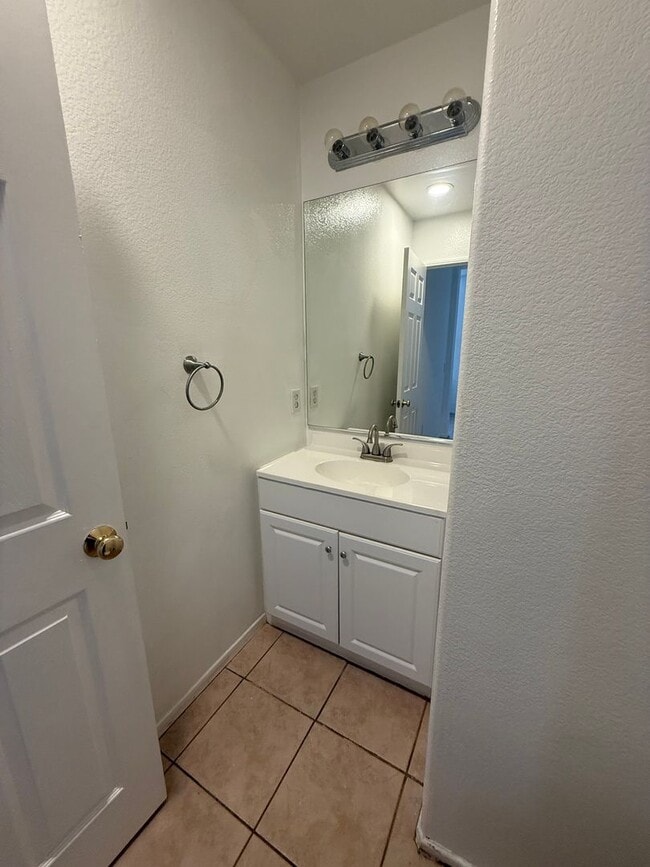 Building Photo - 3 bed, 2 1/2 bath home in East Simi Valley