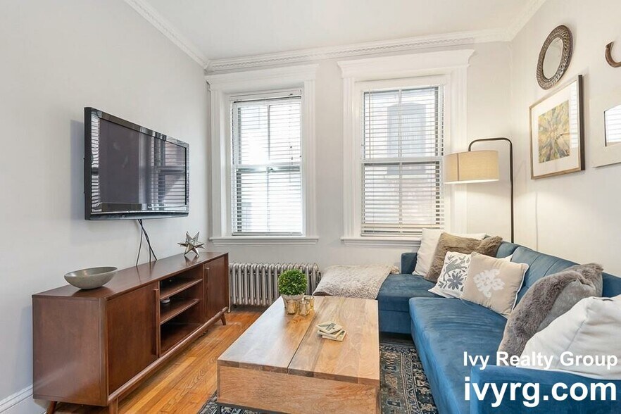 Primary Photo - 70 Phillips St