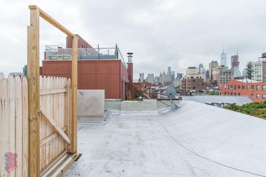 Building Photo - 246 Mott St