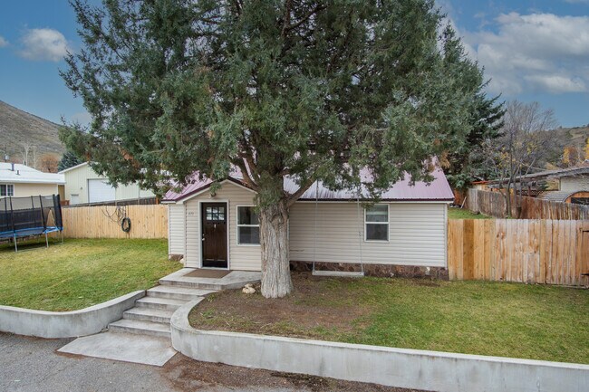 Building Photo - 471 W Elm St