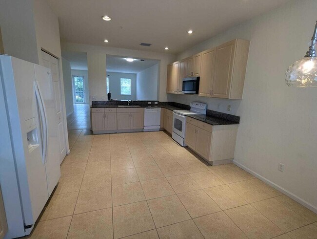 Building Photo - 221 Greenwich Cir