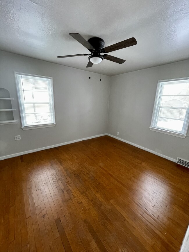 Bedroom #1 with plenty of storage - 1831 Smith St