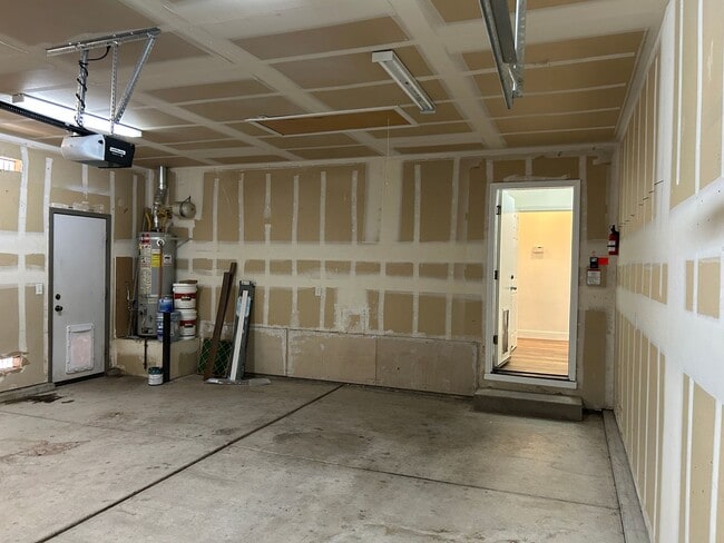 Building Photo - **READY FOR MOVE IN** Single Story Home in...