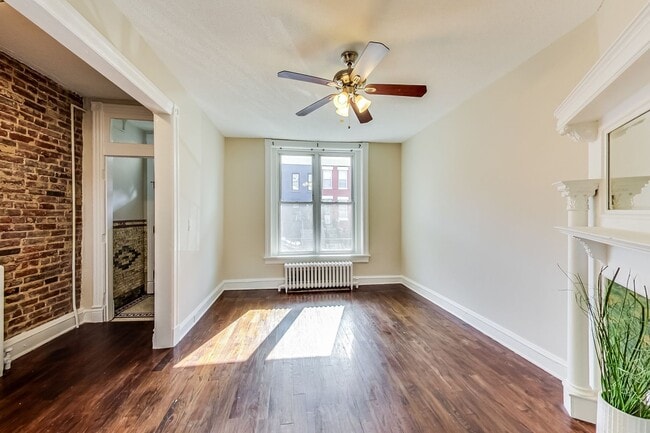 Building Photo - Spacious 3bd/2.5 bath updated townhome in ...