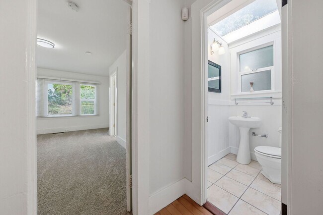 Building Photo - 3 Bed/2.5 Bath Multilevel Home with Amazin...