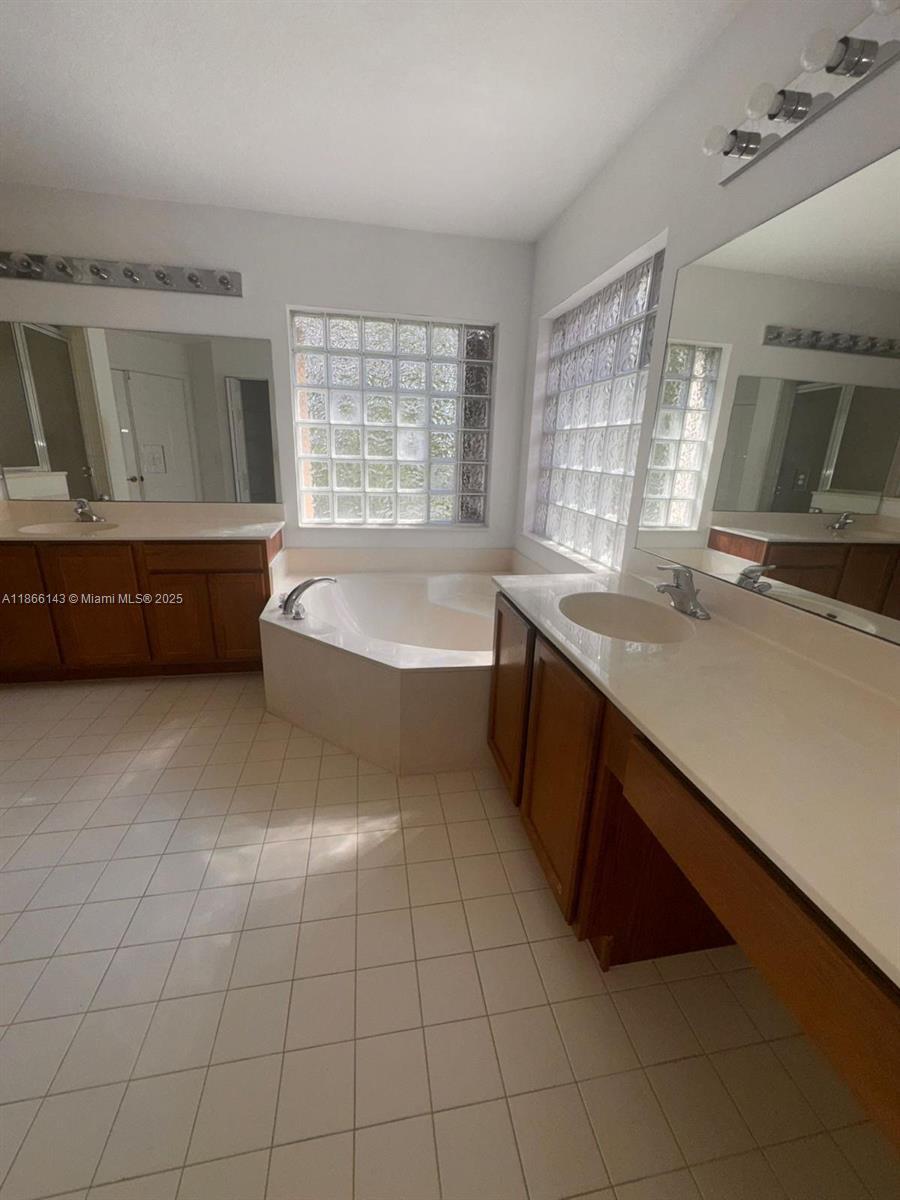 Building Photo - 1309 Alicante Ct