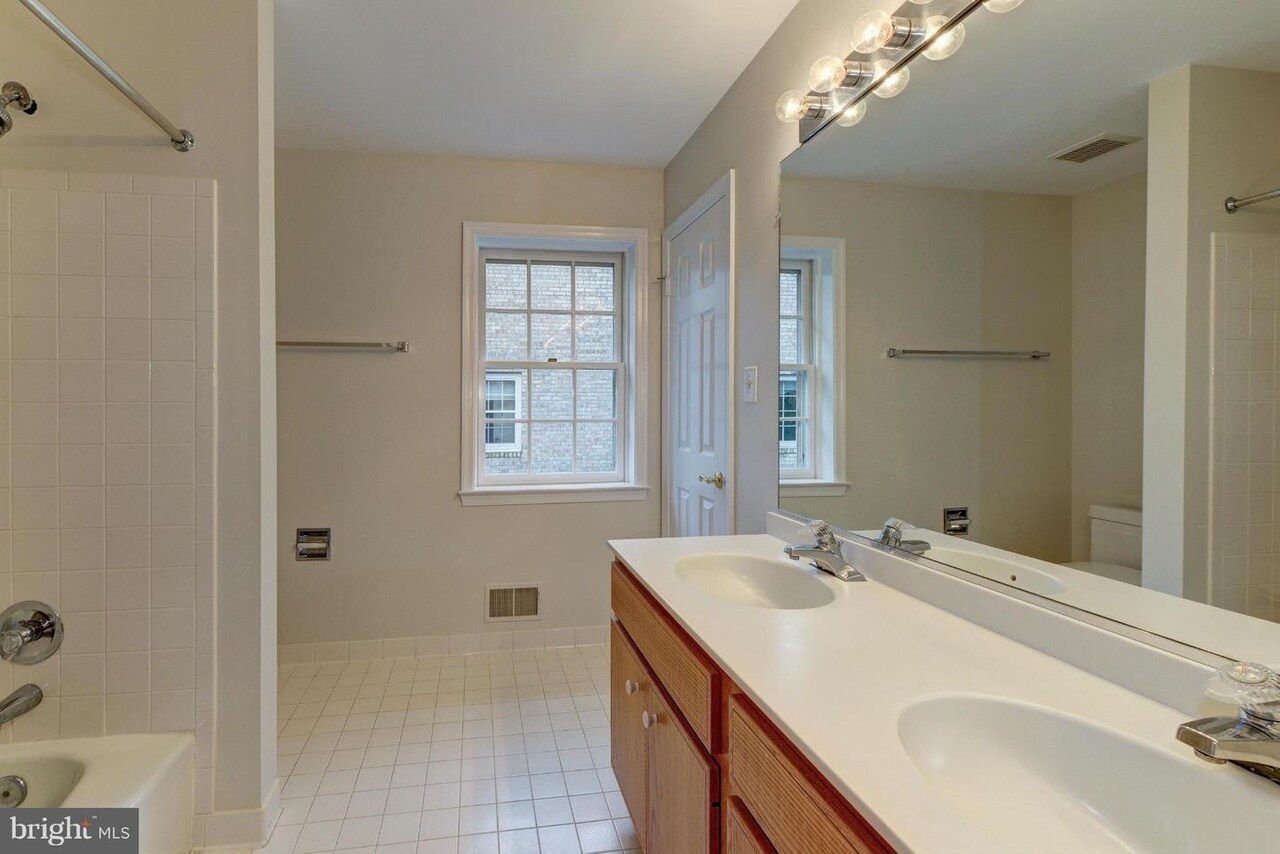 Building Photo - 8904 Barrowgate Ct