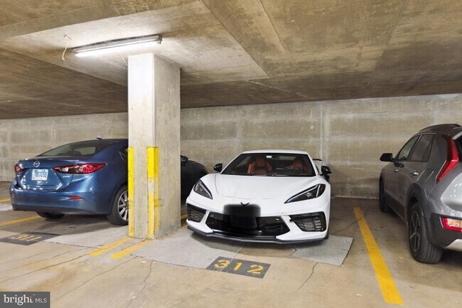 Building Photo - 10101 Grosvenor Pl