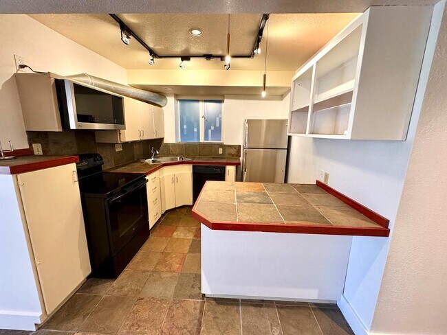 Building Photo - 1038 Lakeview Blvd E