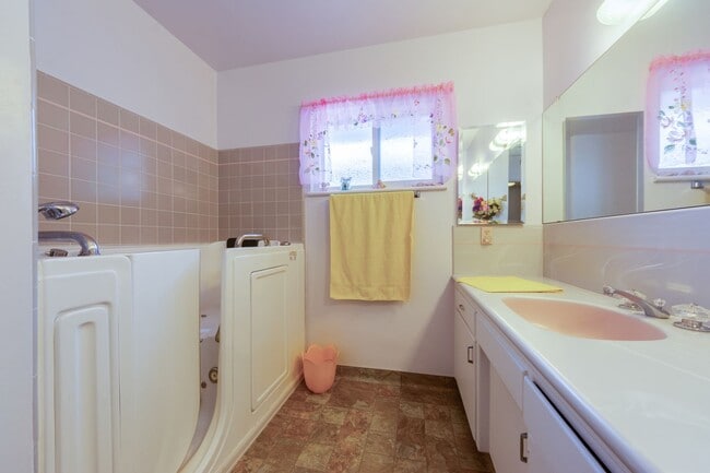 Building Photo - Lovely 3 bedroom Home!