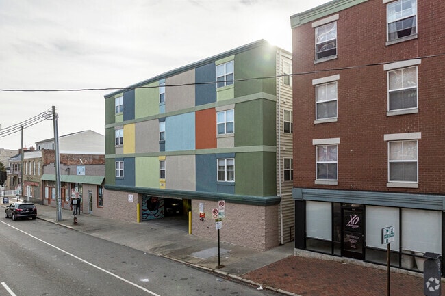 Building Photo - Pine Court I