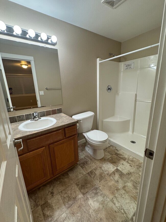 Building Photo - Gorgeous 4 bedroom, 2 bath, Albany