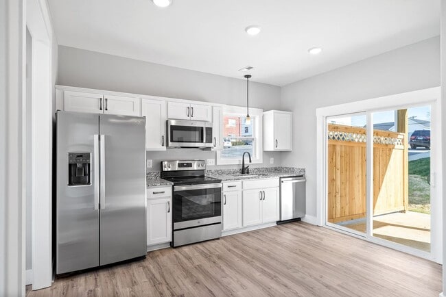 Building Photo - 2 Bedroom Townhome For Rent in Historic Downtown Clarksville!