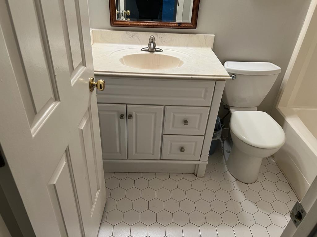 Full Bathroom With Toilet & Tub - 1204 Benna Dr