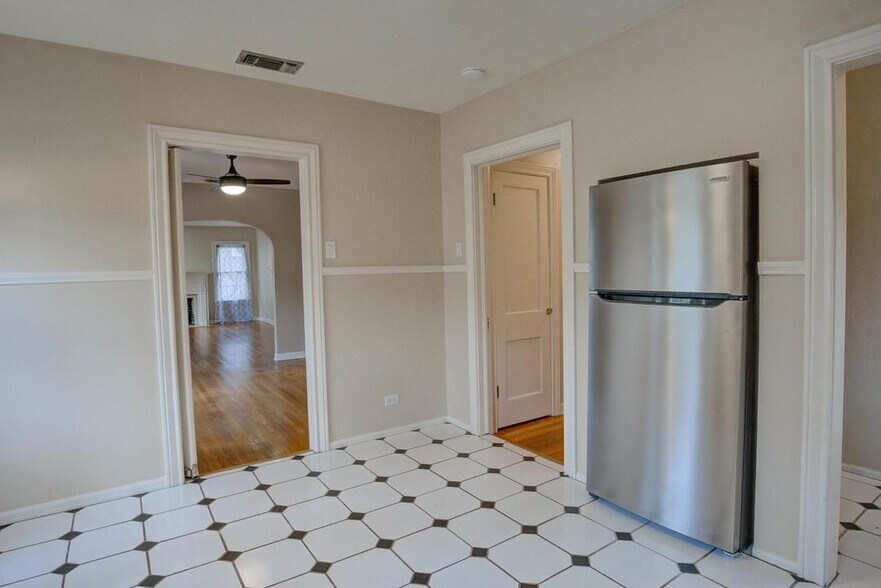 Building Photo - 426 Garraty