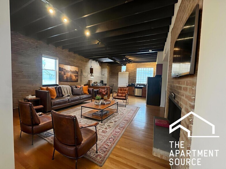 Building Photo - 907 W Belmont Ave