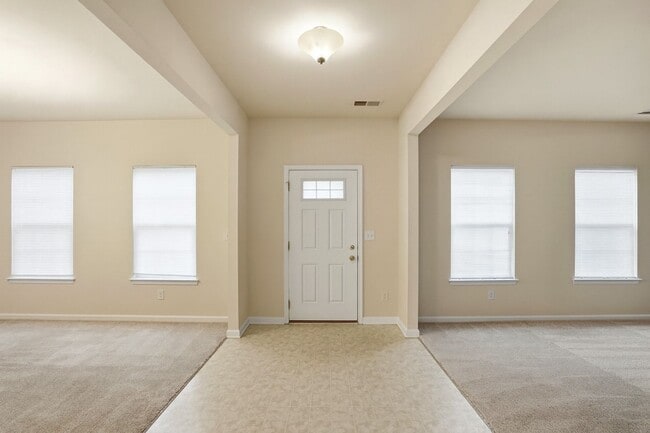 Building Photo - Move-In Ready Gem Near UNCC with Fresh Updates