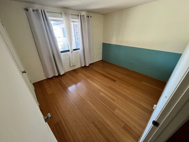 Building Photo - East- 3 bedroom/ 2 bathroom home with sparkling pool!