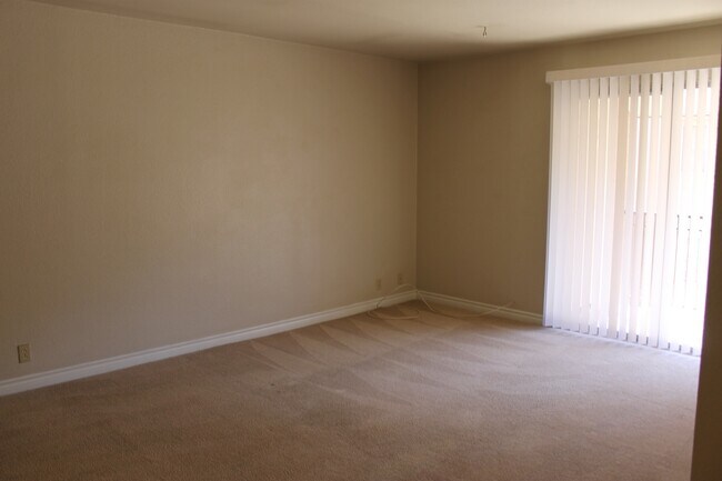 Building Photo - CUTE CONDO 1 BEDROOM, 1 BATHROOM, NEAR STR...