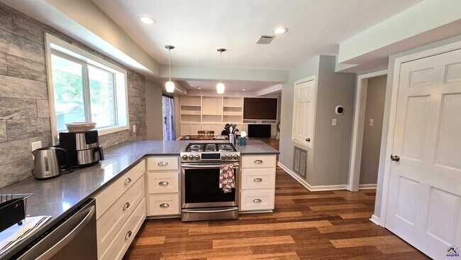 Building Photo - 201 Quail Run Dr