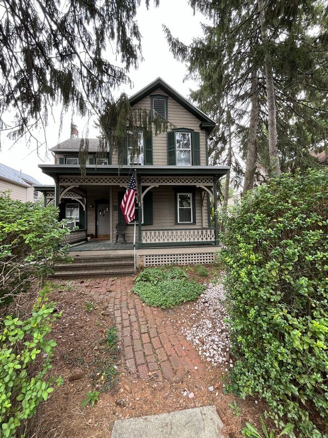 Building Photo - Spacious 4-5 Bedroom, 1.5 Bathroom 2-Story...