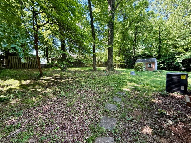 Building Photo - Beautiful 3 Bed 2 Bath Home Located Right ...